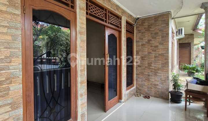 Dijual Rumah dengan Taman Depan yang Luas, 1 Lantai, di Cinere