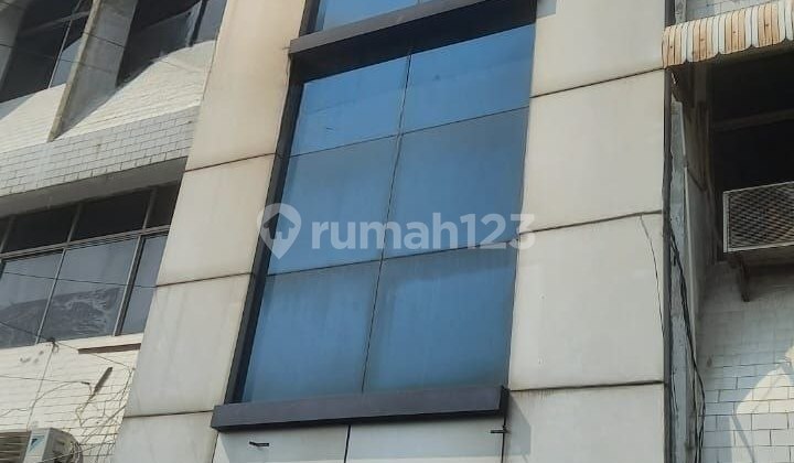 A 3-story ready-to-occupy shop house on the main road in Cipinang Rawamangun, Pulogadung. 2