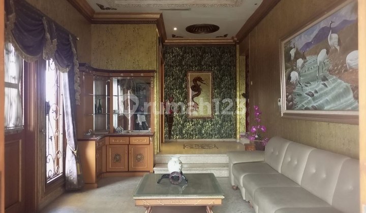 Rumah Clasic Ada Kolam Renang dan Lift Dikemang Pratama Bekasi 2