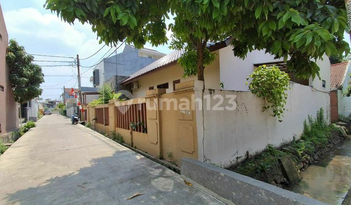 A sturdy and spacious ready-to-occupy hook house in Pondok Gede, Bekasi. 2