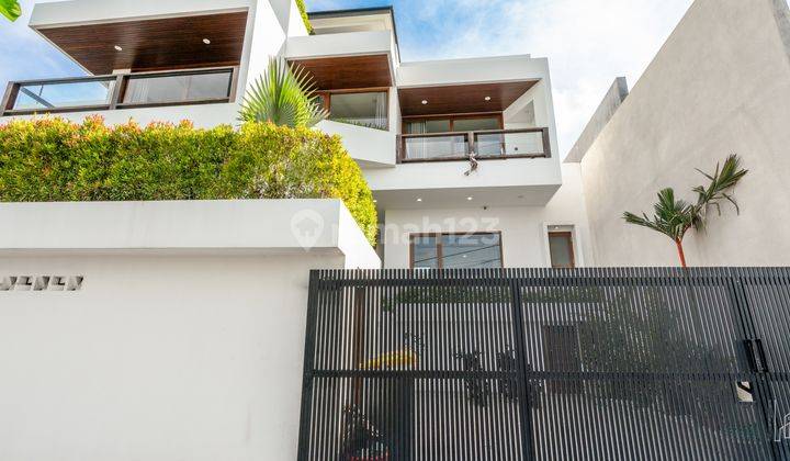 Luxury Private Pool Villa for Sale in Batu Bolong, Canggu, Badung 2
