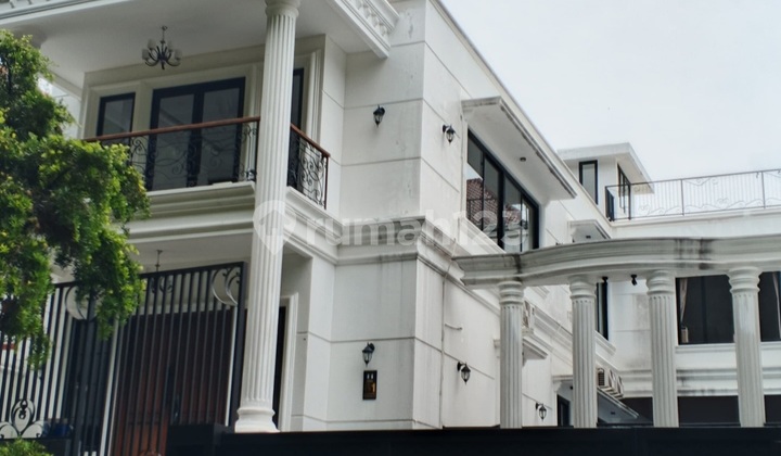 Rumah Mewah 3 Lantai Ada Private Pool di Sentul City Rumah Mewah 3 Lantai Ada Private Pool di Sentul City