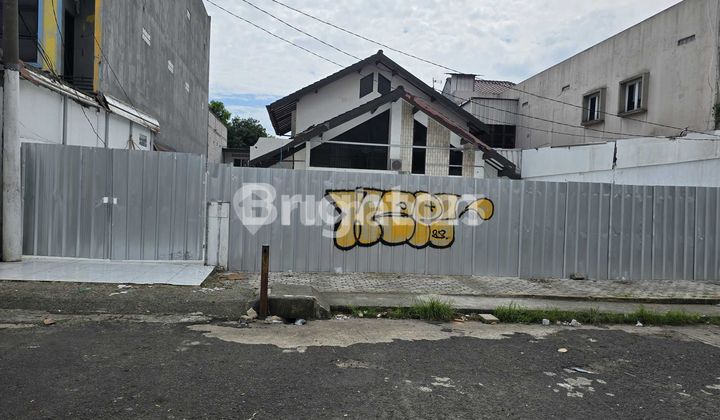 HOUSE IN A HIGHLY STRATEGIC BUSINESS AREA IN BOGOR CITY