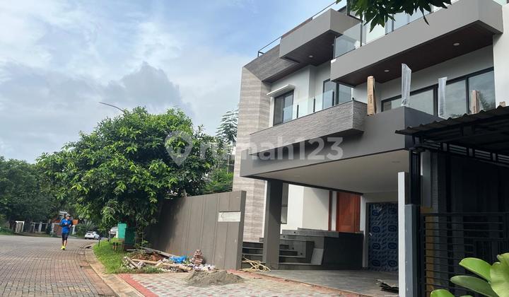 Jual Rumah Mewah dan Baru Dekat Pintu Tol De Latinos Bsd City 2