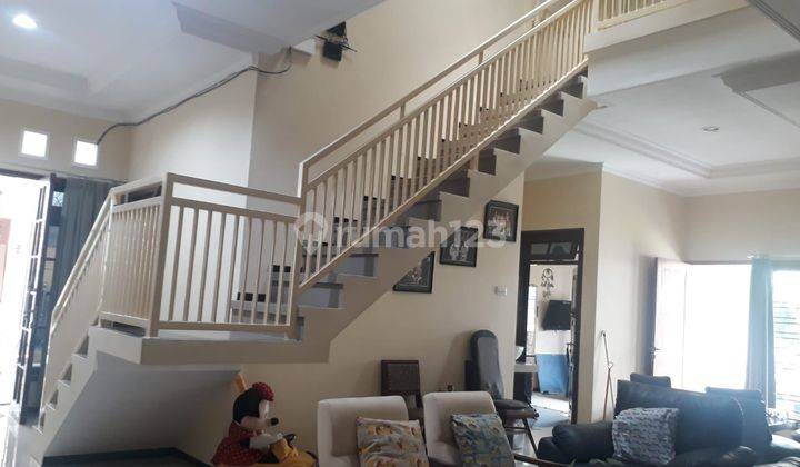 Dijual Rumah Mewah 2 Lantai di Taman Sulfat 11