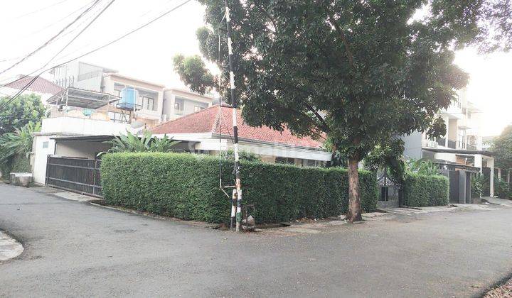 Rumah posisi hook,siap huni,tanah luas,lokasi strategis di Pancoran timur,Pancoran,jakarta selatan 1