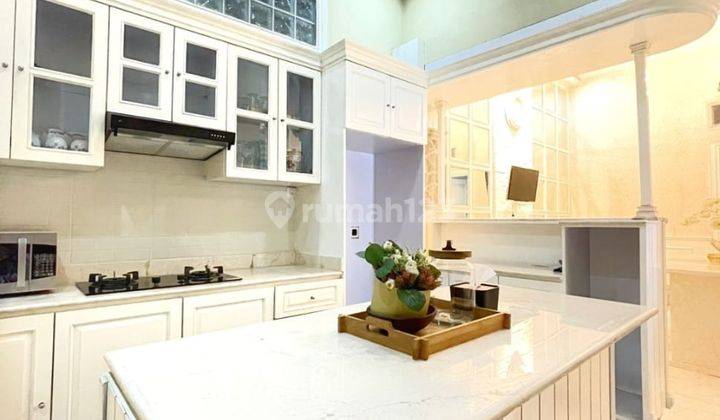 ruang makan rumah 3 lantai full furnished