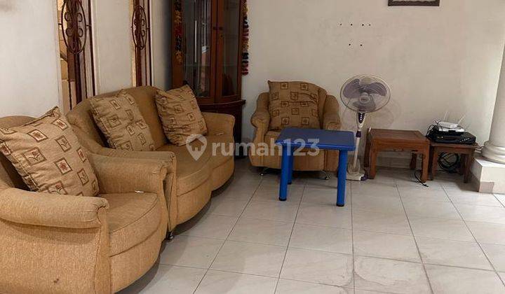 ruang tamu rumah 2 lantai bebas banjir,furnished