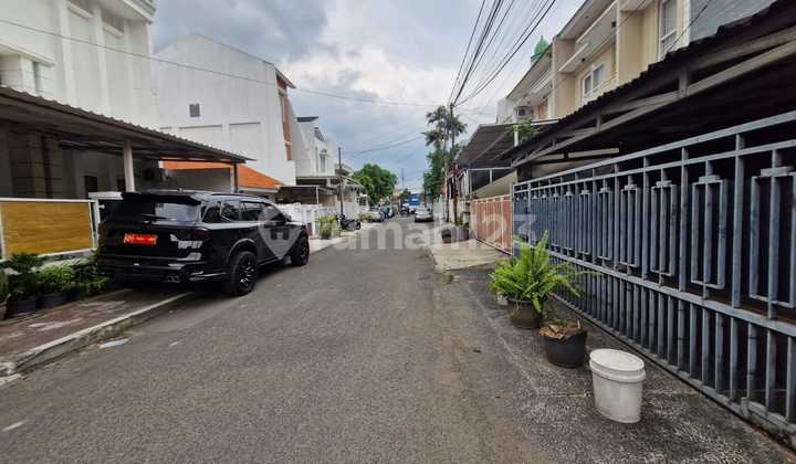 2.5-Story House Ready to Live In, Flood-Free, Strategic Location in Tebet Timur, Tebet, South Jakarta 2
