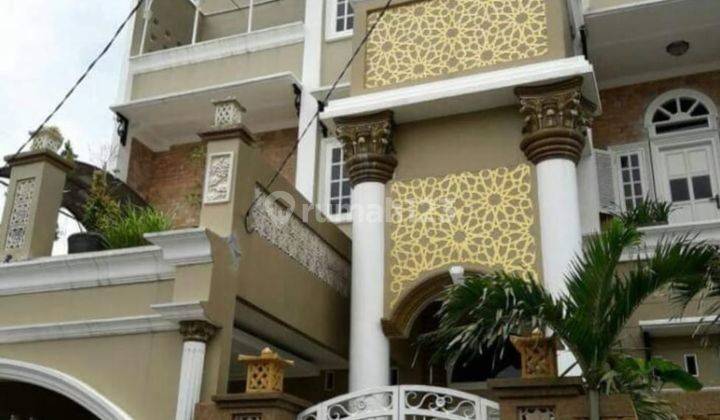 tampak depan rumah 3 lantai full furnished