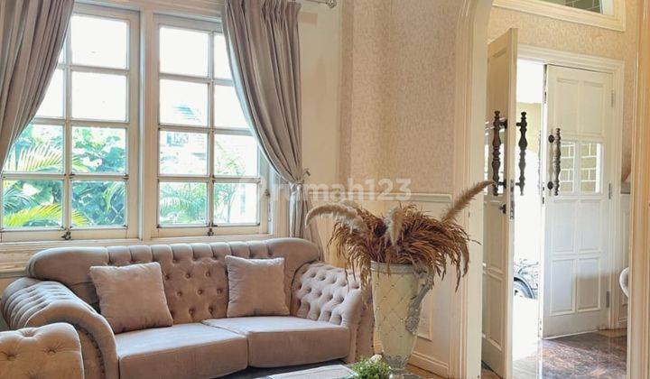 ruang tamu rumah 3 lantai full furnished