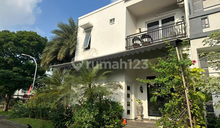 Rumah Hook dengan 2 Balkon dan 5 Kamar di Bintaro, Jaksel Rumah Hook dengan 2 Balkon dan 5 Kamar di Bintaro, Jaksel