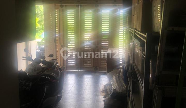 Rumah dengan Area Kolam dan Teras Samping di BSD, Tangsel 2