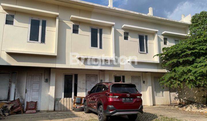 di  Townhouse d belakang hotel santika radial dekat Transmart Mall 2