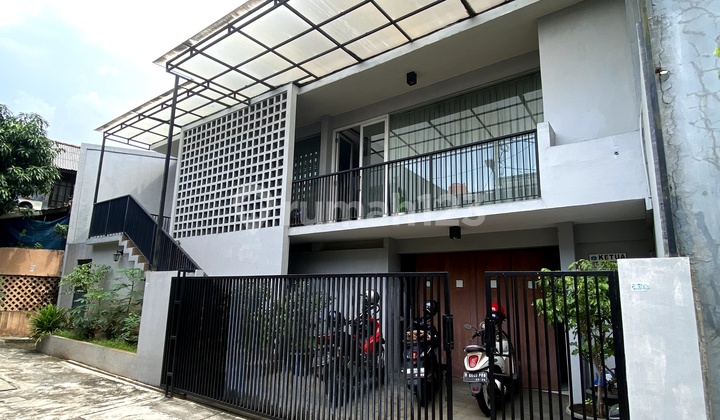 Dijual Rumah Mewah 3 Lantai di Meruya Ilir, Kembangan - Jakarta Barat