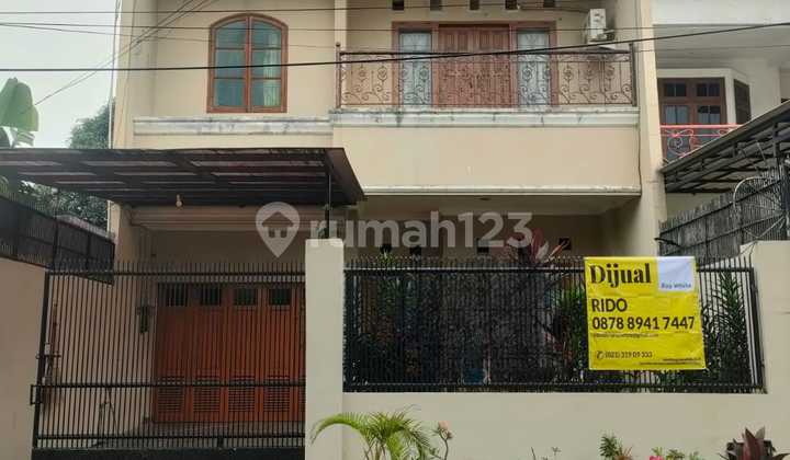 For Sale Rumah Siap Huni di Jalan E Kebon Jeruk, Jakarta Barat