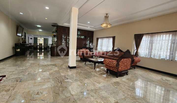 Rumah 8 BR Bagus Furnished SHM Menteng, Jakarta Pusat