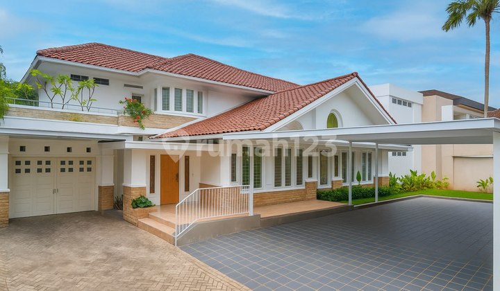 Kebayoran Baru House, South Jakarta, Good Condition, Furnished, Freehold Certificate Kebayoran Baru House, South Jakarta, Good Condition, Furnished, Freehold Certificate