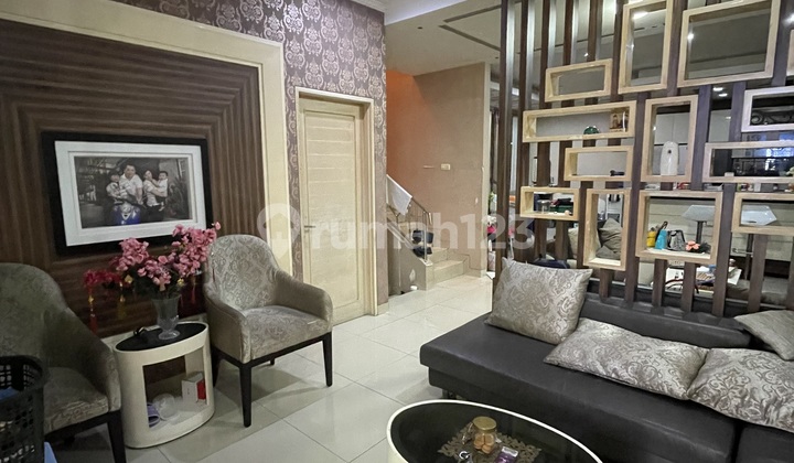 Rumah 5 Kamar dengan walk in wardrobe di Puri Mansion Rumah 5 Kamar dengan walk in wardrobe di Puri Mansion