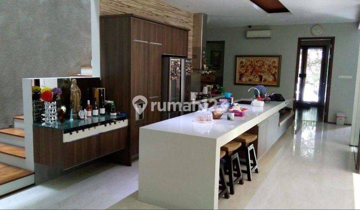 Rumah Cantik Bak Villa, Fasilitas Entertainment Lengkap di Permata Buana 2