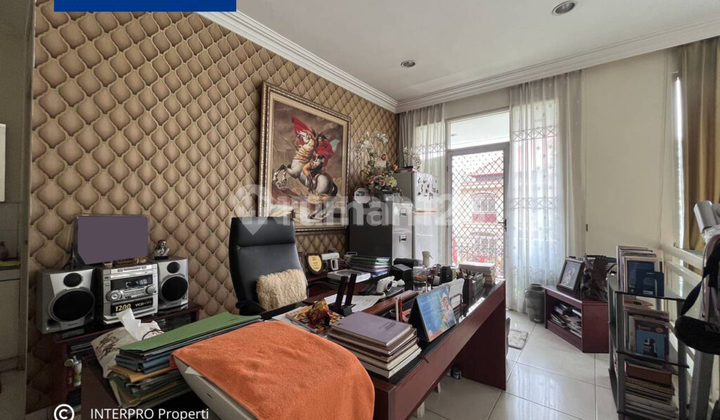 Hook House 340 m, with a beautiful garden, and friendly price in Permata Buana. 2