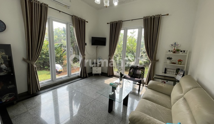 Rumah Hoek Asri Dikelilingi Taman, Living Room Luas - Permata Buana