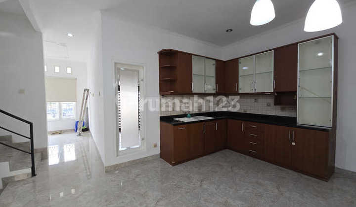 Rumah Sudah Renov di Permata Buana Rumah Sudah Renov di Permata Buana