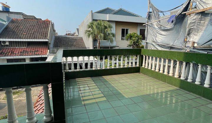 Rumah 5 kamar dengan rooftop yang luas di intercon 2