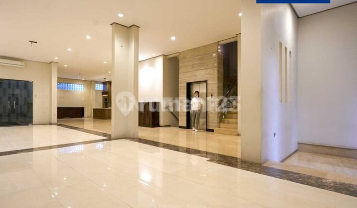 Modern minimalis house, dengan lift dan mini bar di permata buana