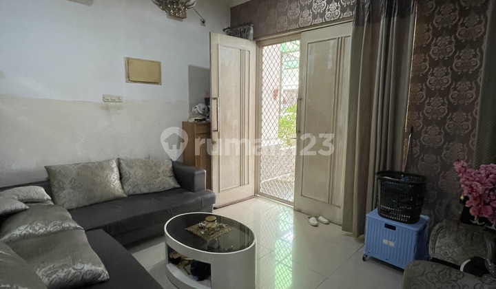 Rumah 5 Kamar dengan walk in wardrobe di Puri Mansion  2