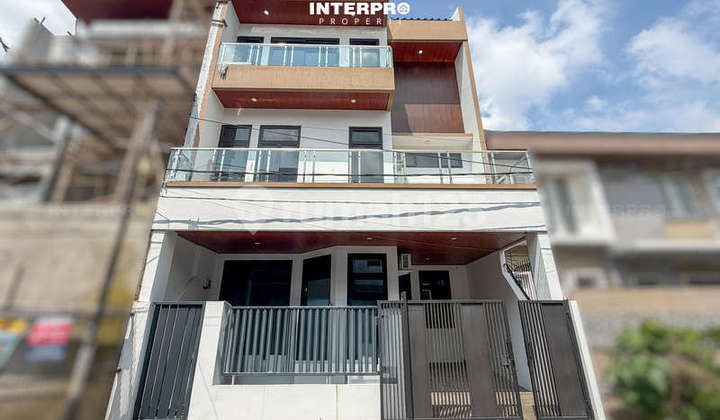 Newly Renovated 3-Story House for Sale in Puri Indah, West-Facing 120M2 1