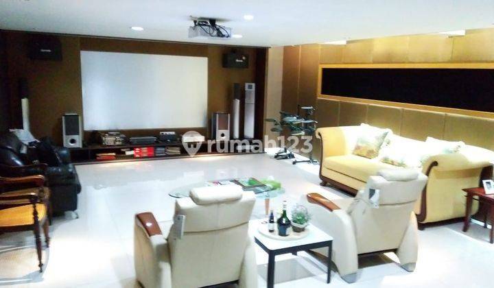 Rumah Cantik Bak Villa, Fasilitas Entertainment Lengkap di Permata Buana 1