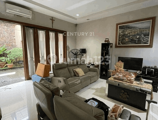 Rumah dengan Ruang Outdoor Yg Asik, Dapur Terpisah, dan Parkiran Yg Muat 6 Mobil di Permata Buana 2