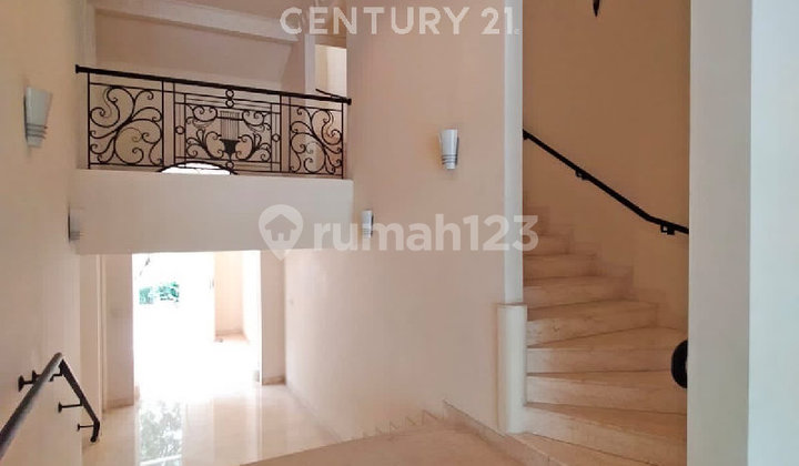 Disewakan Rumah Mewah 2.5 Lantai di Kemang dengan Kolam Renang 2