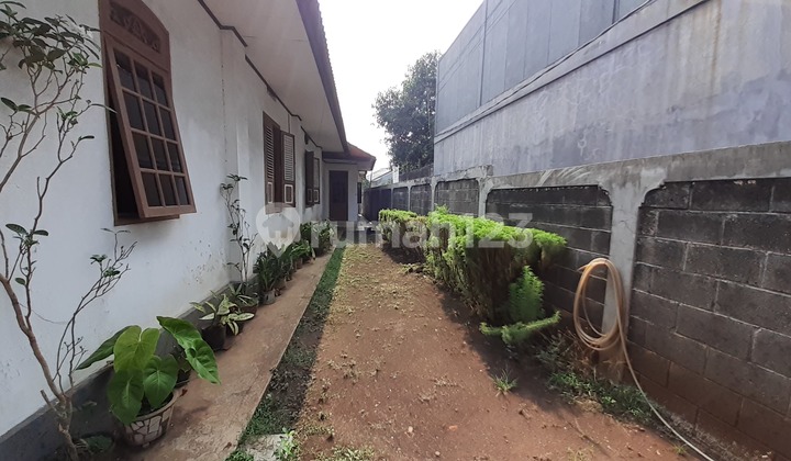 Wide Land Old House Suitable for Cafe, Restaurant, and Other Businesses in Depok