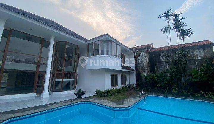 Rumah Modern 2 Lantai Dengan Kolam Renang untuk Disewa di Kebayoran Baru Cipete Utara Jakarta Selatan