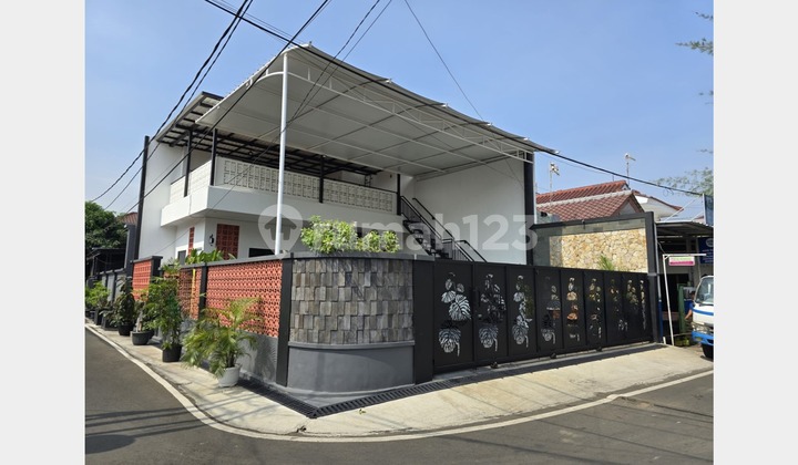 Jual Rumah Hook 2 lantai Modern di Duren Sawit Jakarta Timur