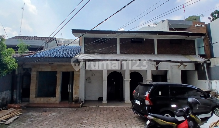 House Suitable for Business in Kebayoran Baru, South Jakarta