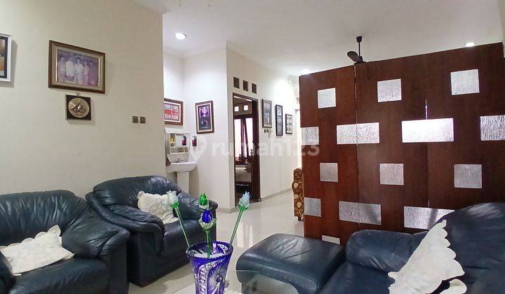 ruang keluarga rumah 1,5 lantai dijual murah