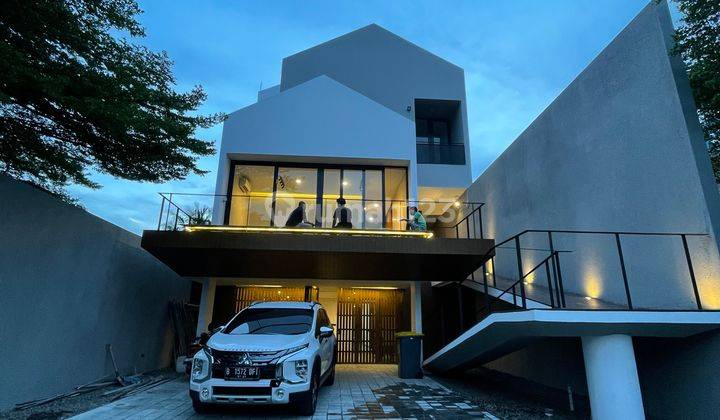 Rumah  4 Lantai Industrial Style Di Jakarta Selatan 1