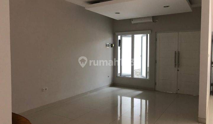 For Rent
rumah 2lantai  Siap Huni Rapi Bersih 
jl. Kimia Menteng 
jakarta Pusat
luas 108 M
3+1 = 4 Bedroom* 1