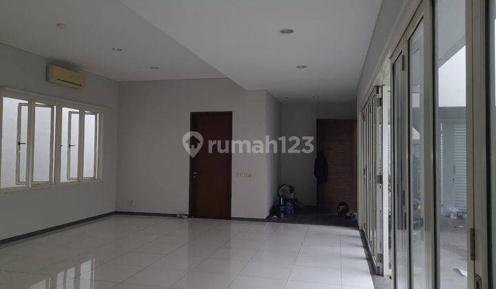 Sewa Rumah Baru Semi Furnish 
area Senopati Scbd, Jaksel
ada Swimming Pool  2