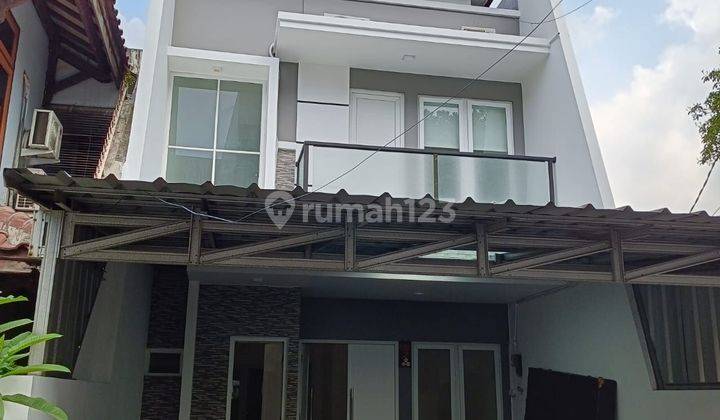 For Rent
rumah Full Baru Renovasi 2 Lantai siap Huni Rapi Bersih Kimia Menteng 
jakarta Pusat, 
luas 108 M², 
3+1 = 4 Bedroom 1