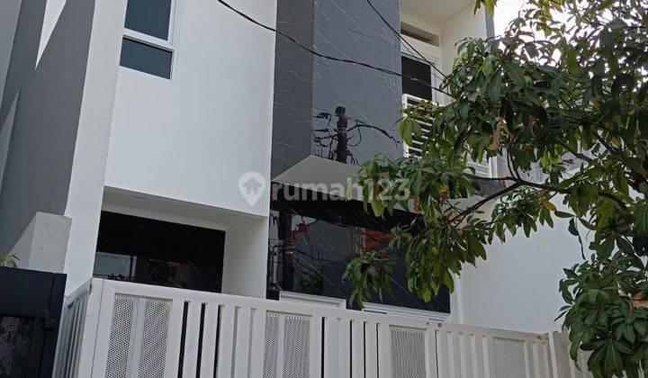 Dijual Cepat Baru
rumah Siap Huni 2.5 Lantai 
di Janur Asri Kelapa Gading Jakarta Utara Posisi Strategis, Bisa Jalan Kaki Dekat Ke Mall Mkg, Dekat Taipei School , Sekolah Bpk Penabur, Dekat Sekolah Sis, Dekat Pasar. Dekat Dengan Pusat Bisnis Dan Keramaian 1