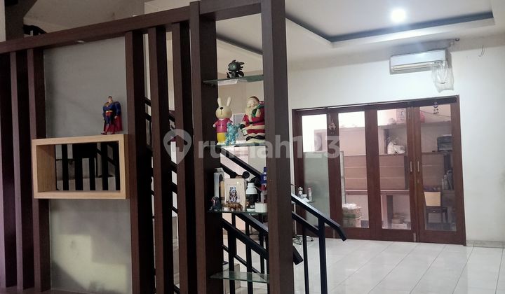 3-Story Semi-Furnished House in a Comfortable Neighborhood 3-Story Semi-Furnished House in a Comfortable Neighborhood