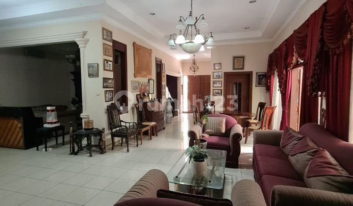 For sale old house but still good condition in Menteng area