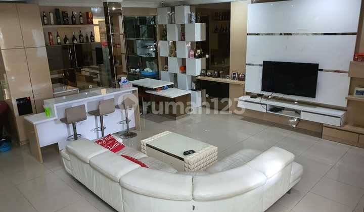 Luxury House Near Mkg Mall, Modernly Renovated
