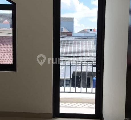 Dijual rumah 2Lt Kosambi Baru Jakbar