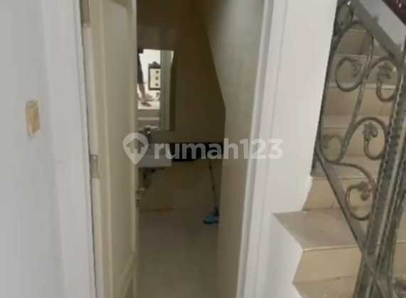 For Rent 2-Story House West Europe Greenlake City