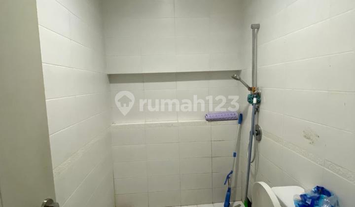 For Rent 2-story House in Greenlake City, America.